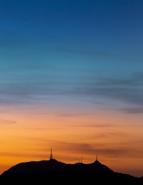 Pr do sol com a silhueta do Pico Jaragu, So Paulo, Brasil