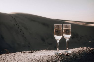 Aşık bir çift kumda yürüyor. Yüksek kalite fotoğraf