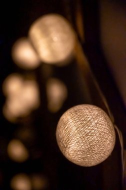 Sade ve sıcak bir atmosferde gece ışıkları