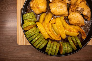 Kabak, biber, fırında tavuk pişir. Yüksek kalite fotoğraf