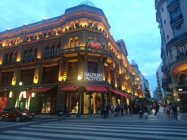 Buenos Aires 'in Pacifico Galerisi' nin köşesinde.