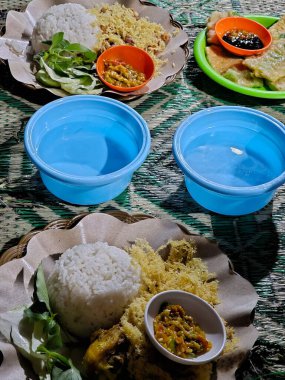 Paspaslarla servis edilen enfes bir akşam yemeğinin tadını çıkarın. Yanında kırmızı biberli tavuk pirinci ve kızarmış tempeh ile soya soslu chili ve ferahlatıcı el yıkama suyuyla birlikte..