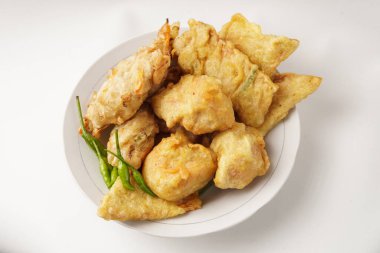 Doldurulmuş tofu, tempeh ve kuş gözü biberli börek de dahil olmak üzere çeşitli bir tabak kızarmış atıştırmalık. Beyaz arka planda yakalanmış. Hızlı kahvaltı ve abur cuburla ünlüdür..