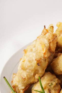 En sevdiği börek türü olan Bakwan, ince dilimlenmiş havuç, fasulye filizi, lahana, hamurla kaplanmış ve bol yağda kızartılmış sebzelerden oluşur..