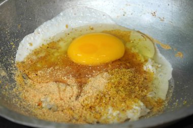 Kerak telor, bir Jakarta spesiyali, tavada cızırdıyor. Yumurta, pilav, hindistan cevizi ve baharattan yapılmış. Geleneksel Endonezya sokak yemeklerinin özünü yakalamak için mükemmel..