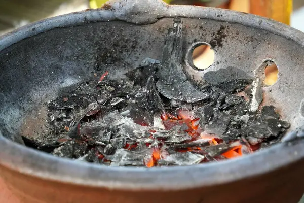 Kil sobada parlayan sıcak hindistan cevizi kömürü, sıcaklık ve kırsal cazibe yayıyor. Geleneksel yemek pişirme ve doğal ısıyı yakalamak için mükemmel..