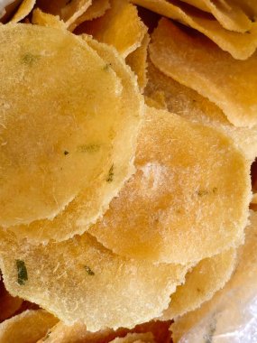 Uzun süre kurutulmuş kraker yığını, kızardığında genişlemeye hazır, yemek malzemesi olarak kullanmak için mükemmel..