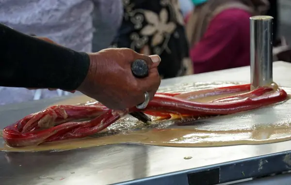 Eller, şeker yapmak için manuel olarak hamur topluyor..