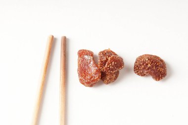 Sağlıklı bir atıştırmalık, soluk kırmızı susuz çilek şekeri, beyaz arka planda fotoğraflanmış. Bilimsel adı: Fragaria ananassa.