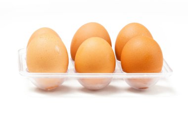 Bir sıra açık kahverengi tavuk yumurtası şeffaf bir tutacağa konur, tipik olarak buzdolabında saklanır. Beyaz bir arkaplanda fotoğraflandı.