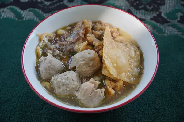 Bir kase Endonezya baksosu, içinde köfteler, kızarmış bakso, wontonlar, erişteler, sığır yağı parçaları ve lezzetli et suyu var. Yürekli ve lezzetli bir yemek..