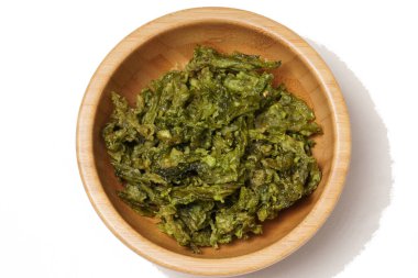 Yogyakarta 'nın güney sahillerinden toplanan un kaplı kızarmış deniz yosunları beyaz bir arka planda fotoğraflandı..