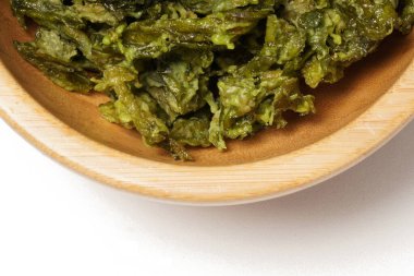 Yogyakarta 'nın güney sahillerinden toplanan un kaplı kızarmış deniz yosunları beyaz bir arka planda fotoğraflandı..