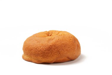 Gevrek, kahverengi kahve aromalı ve tereyağlı bir çörek. Beyaz arka planda fotoğraflanmış. Atıştırmalık olarak mükemmel.