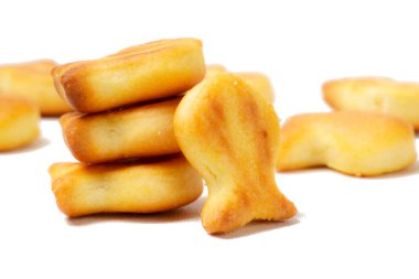 Tatlı balık silueti şeklinde lezzetli, ısırık büyüklüğünde bisküvi koleksiyonu. Atıştırmalık olarak mükemmel. Beyaz bir arkaplanda fotoğraflandı.