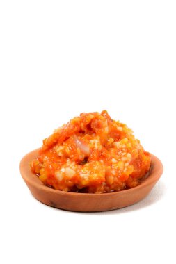 Kırmızı-portakallı biber, sarımsak, arpacık soğanı ve baharattan yapılmış canlı bir sambal. Yemek malzemesi olarak mükemmel ya da yanında pilav ve diğer yemeklerden oluşan bir meze olarak. Beyaz bir arkaplanda fotoğraflandı.