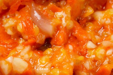 Kırmızı-portakallı biber, sarımsak, arpacık soğanı ve baharattan yapılmış canlı bir sambal. Yemek malzemesi olarak mükemmel ya da yanında pilav ve diğer yemeklerden oluşan bir meze olarak. Beyaz bir arkaplanda fotoğraflandı.