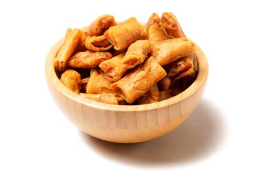 Bir kase Sumpia, Endonezya 'nın geleneksel karides diş ipiyle doldurulmuş mini börekleri. Çıtır çıtır dış ambalaj mükemmel kızartılmış. Beyaz bir arkaplanda fotoğraflanmış.