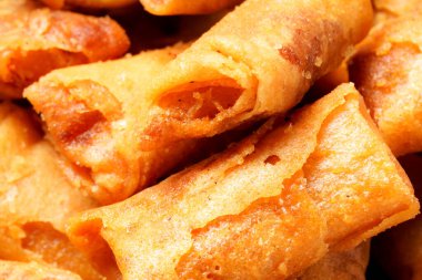 Bir kase Sumpia, Endonezya 'nın geleneksel karides diş ipiyle doldurulmuş mini börekleri. Çıtır çıtır dış ambalaj mükemmel kızartılmış. Beyaz bir arkaplanda fotoğraflanmış.