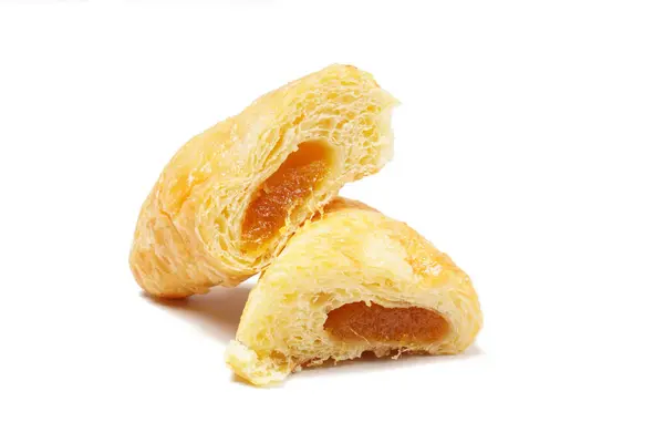 Sarı ananas reçeli ile dolu altın sarısı bir hamur işi lezzetli bir lezzet sunuyor. Beyaz bir arkaplanda fotoğraflanmış.