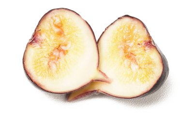 Mor tenli kahverengi hindi inciri açık sarı tenli yumuşak et ve biraz da turuncu. Beyaz arka planda çekilmiş. İncir olarak da bilinir, bilimsel adı Ficus carica..