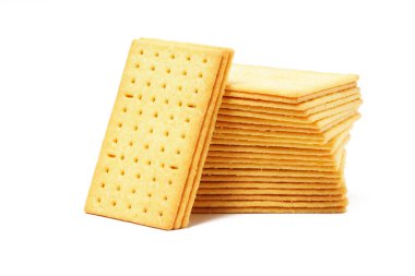 Dikdörtgen, tuzlu peynir aromalı bisküviler, altın sarısı renkli, güzelce istiflenmiş. Atıştırmalık olarak mükemmel. Beyaz bir arkaplanda fotoğraflanmış.