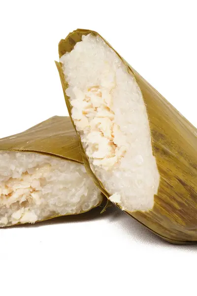 Geleneksel Endonezya aperatifi, lemper ayam, kıymalı tavukla doldurulmuş, muz yaprağına sarılı ve tüp şeklinde. Beyaz bir arkaplanda fotoğraflanmış.