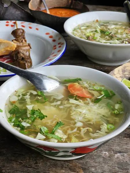 Endonezya et çorbası, Soto Daging Sapi, lezzetli ve sıcak bir et suyunda ince et dilimleri, lahana ve fasulye filizi içerir. Bir tutam kireç ferahlatıcı bir tat katar. Yanında sambal ve meze de var.