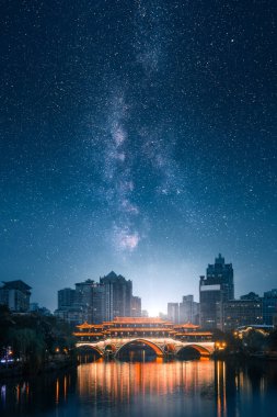 Çin, Sichuan, Chengdu 'da Samanyolu ile gece Jin Nehri' ndeki Anshun Köprüsü 'nün sanatsal görüntüsü.
