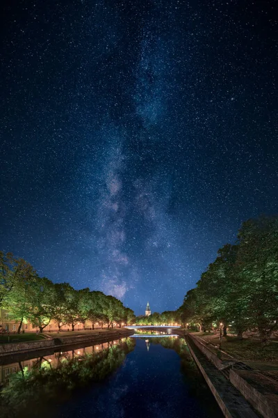 Rio Aurajoki Noite Com Catedral Turku Fundo Estrelas Caminho Leitoso — Fotografia de Stock