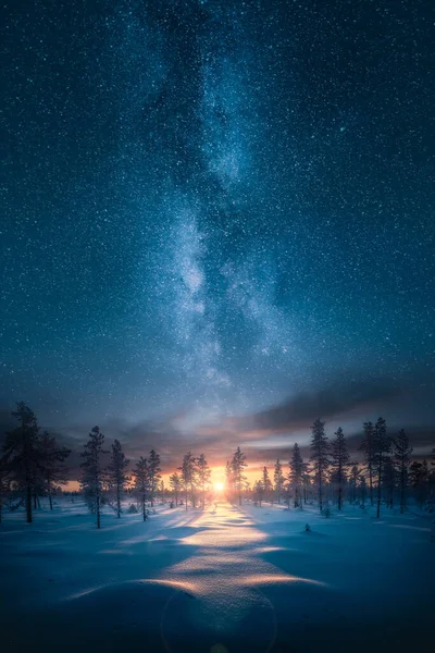 Ethereal Εικόνα Φαντασίας Του Ηλιοβασιλέματος Πίσω Από Χιονισμένο Τοπίο Δάσος — Φωτογραφία Αρχείου
