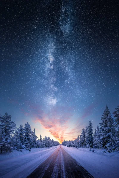 Estrada Que Conduz Nascer Sol Colorido Entre Árvores Cobertas Neve — Fotografia de Stock