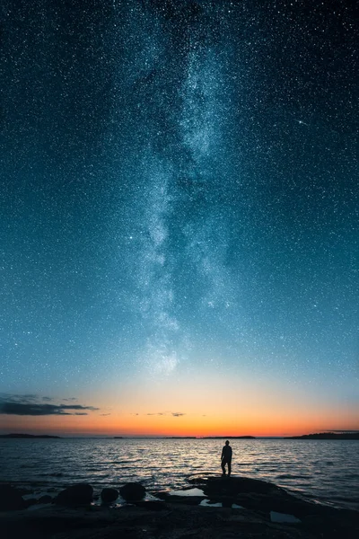 Σιλουέτα Ενός Άντρα Που Κοιτάζει Ψηλά Αστέρια Του Γαλακτώδους Τρόπου — Φωτογραφία Αρχείου
