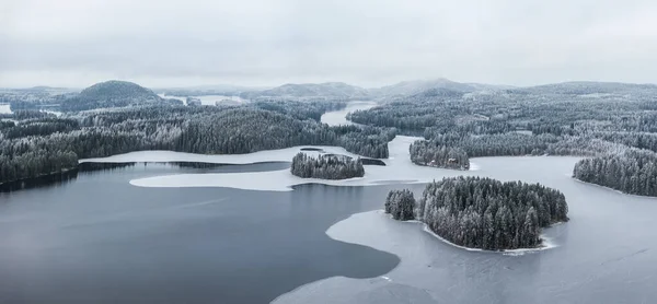 Прекрасный Пейзаж Зимой Борейский Лес Озерами Холмами Финляндии Стоковое Изображение