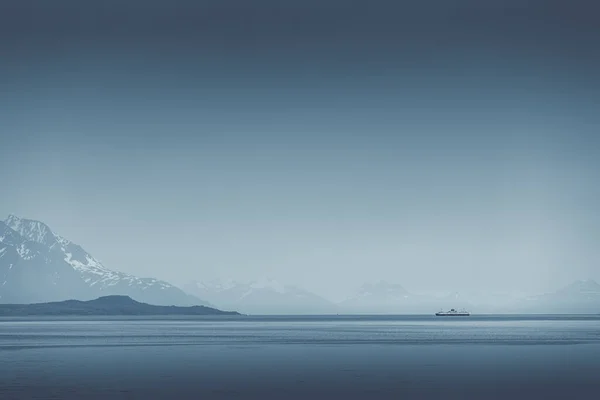 Туманное Океанское Утро Одиноким Паромом Плывущим Берегу Стоковое Фото