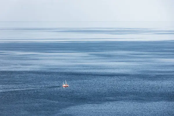 Tranquilo Horizonte Oceânico Com Barco Pesca Água Fotos De Bancos De Imagens