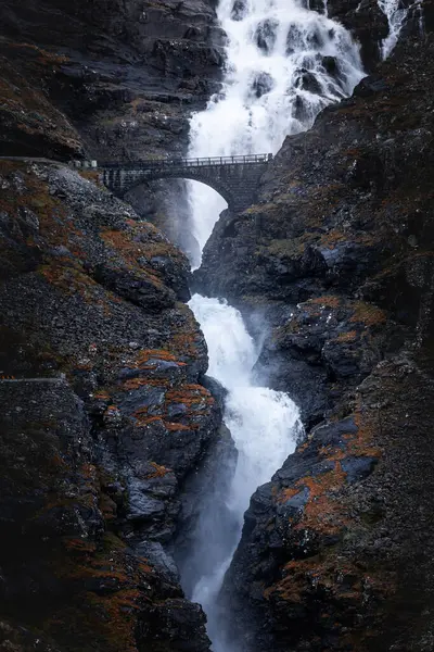 Природный Водопад Течет Скалистой Местности Живописном Ландшафте Стоковое Фото