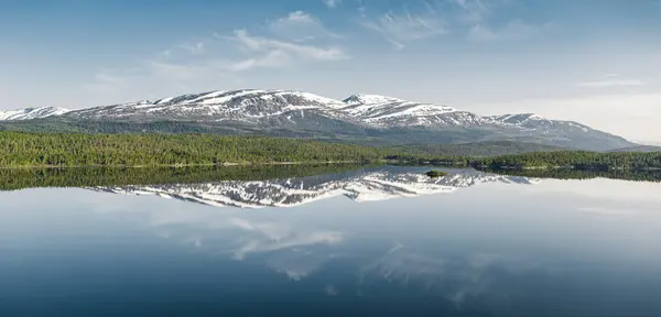 Мирный Горный Пейзаж Серенским Озером Норвегии Лицензионные Стоковые Фото