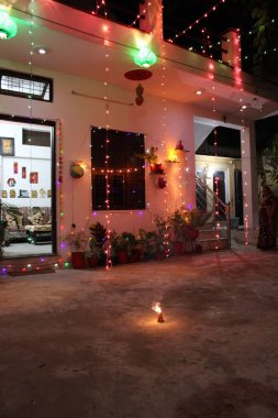 Noel dekorasyonu. Işıklar ve bokeh arkaplanlı.