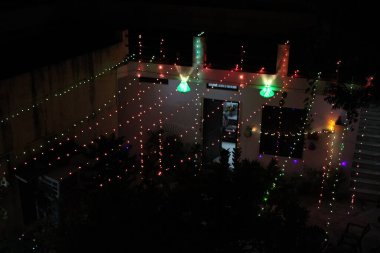 Şehir ışıkları mavi gökyüzünün arka planında