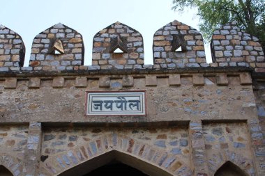 Alwar, Rajasthan 10 Mayıs 2022: HINDI dilinde yazılmış Alwar Kalesi giriş kapısı
