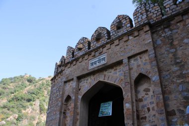 Alwar, Rajasthan 10 Mayıs 2022: HINDI dilinde yazılmış Alwar Kalesi giriş kapısı