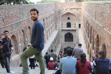 Kudüs İsrail 'in 21 Mayıs 2019' da öğleden sonra Reims sokaklarında yürüyen tanınmamış İsrailliler görülüyor.