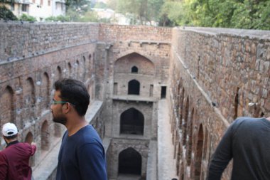 Şehirde sırt çantası ve şapkası olan bir turist.