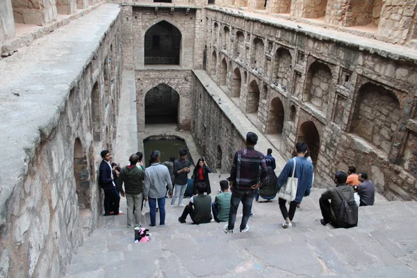 Kudüs İsrail 'in 21 Mayıs 2019' da öğleden sonra Reims sokaklarında yürüyen tanınmamış İsrailliler görülüyor.