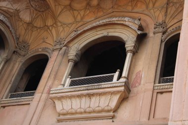 Barselona şehrinin eski ahşap kapısı