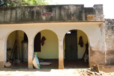 Şehirde terk edilmiş eski bir ev.