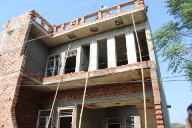 Duvarı tuğlalı inşaat alanı