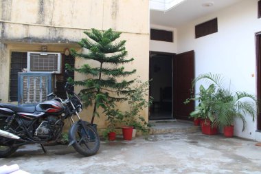 Arabalı eski bir ev.