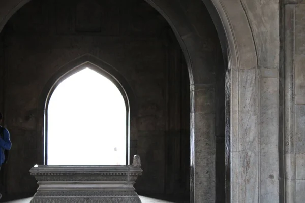 Kudüs, İsrail 'deki Kutsal Mezar Katedrali' nin kilisesinin girişi.